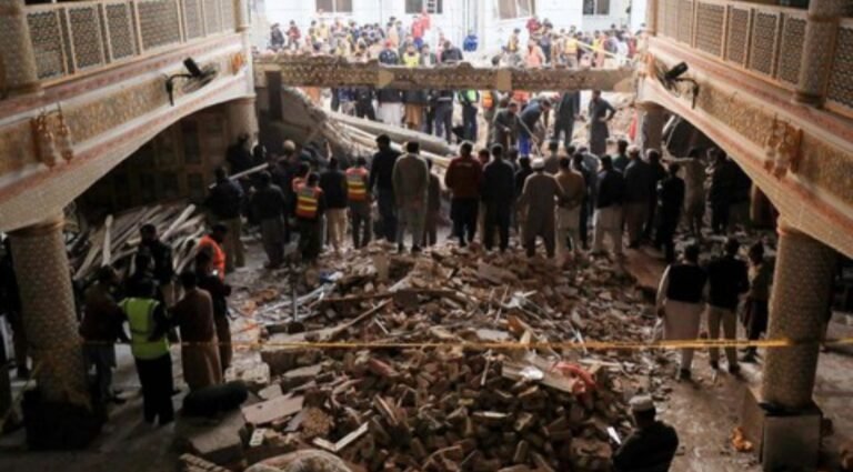 59 Orang Tewas Insiden Ledakan Bom di Masjid Pakistan 59 Orang Tewas Insiden Ledakan Bom di Masjid Pakistan