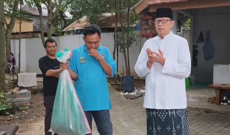 Rumah Mantan Gubernur Banten Wahidin Halim Dilempari Ular Kobra Sekarung