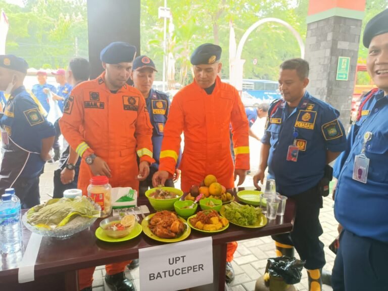 Biasa Padamkan Api, Begini Aksi Petugas Damkar Tangerang Memasak