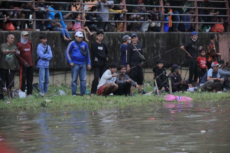 Tebar 2 Ton Ikan di Cisadane, Warga Diajak Mancing dan Makan Ikan biar Sehat Tebar 2 Ton Ikan di Cisadane, Warga Diajak Mancing dan Makan Ikan biar Sehat