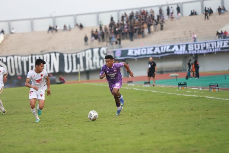 Sengit hingga Diwarnai Kartu Merah, Persita Vs PSM Berakhir 0-0