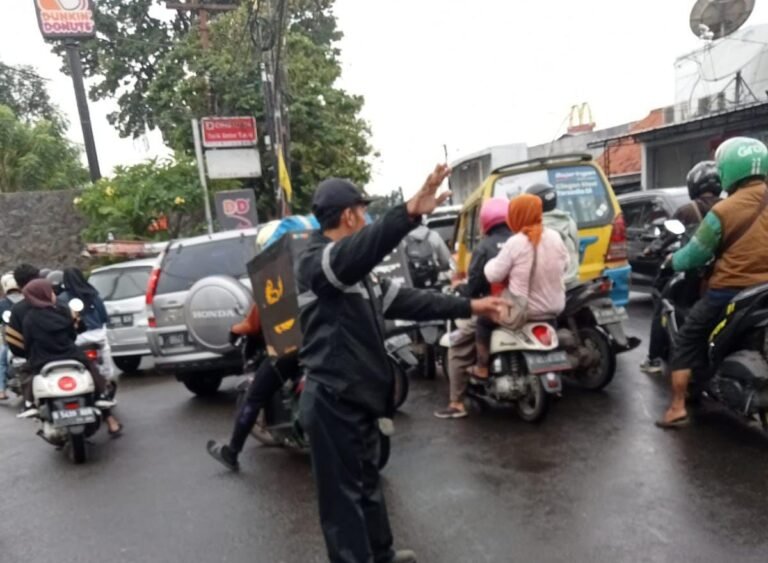 Banjir Bikin Macet, Dishub Kota Tangerang Kerahkan Ratusan Petugas Lalu Lintas