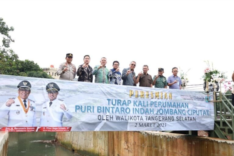 Pemkot Tangsel Bangun Turap di Kawasan Banjir Bintaro, Benyamin Terkejut Lihat Banyak Sampah