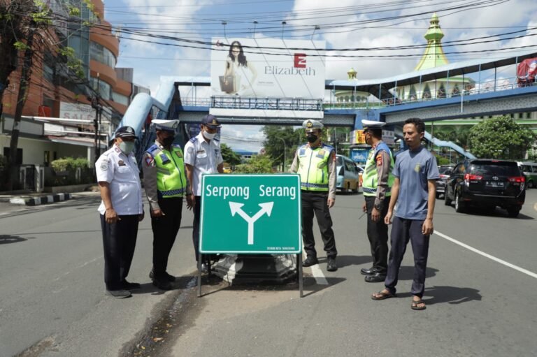 Rambu Petunjuk Jalan di Kota Tangerang Mulai Terpasang Jelang Arus Mudik Lebaran Rambu Petunjuk Jalan di Kota Tangerang Mulai Terpasang Jelang Arus Mudik Lebaran