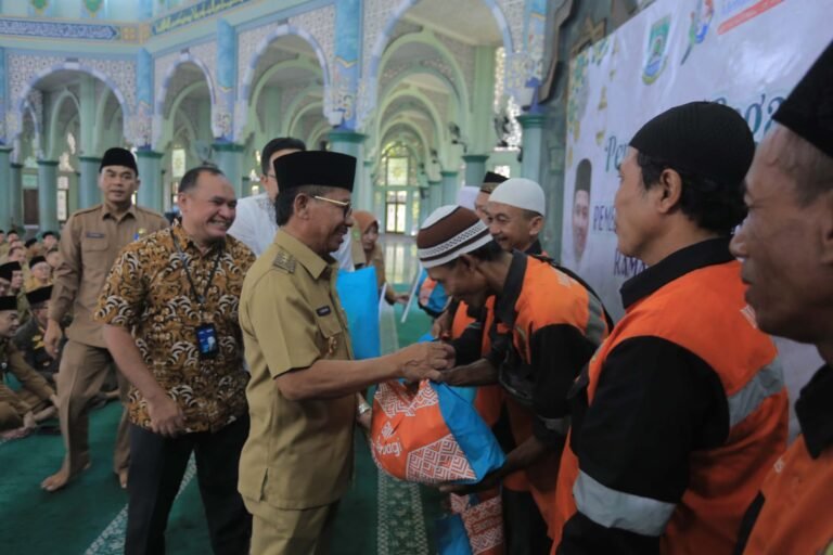 Petugas Kebersihan Dapat Sembako Lebaran dari Pemkot Tangerang