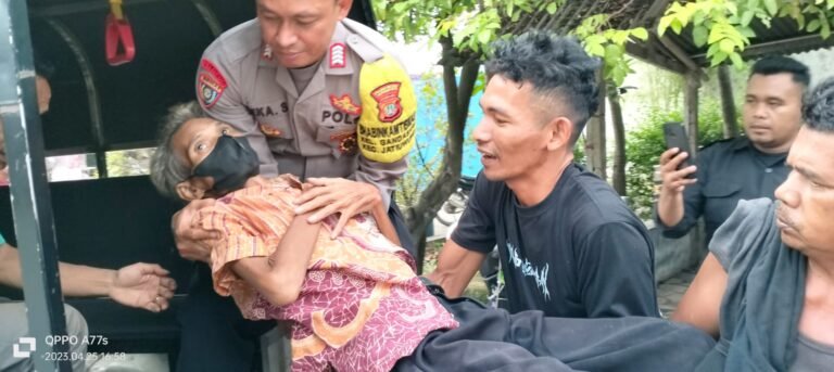 Miris, Orang Tua Dibuang di Pinggir Jalan Jatiuwung Tangerang