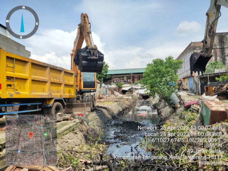 Demi Kenyamanan, Dinas PUPR Kota Tangerang Normalisasi Saluran dan Jalan di Pasar Anyar
