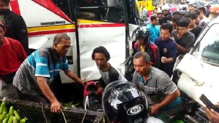 Bus Tabrak Sejumlah Kendaraan dari Arah Berlawanan di Daan Mogot Tangerang, 6 Orang Luka-luka Bus Tabrak Sejumlah Kendaraan dari Arah Berlawanan di Daan Mogot Tangerang, 6 Orang Luka-luka