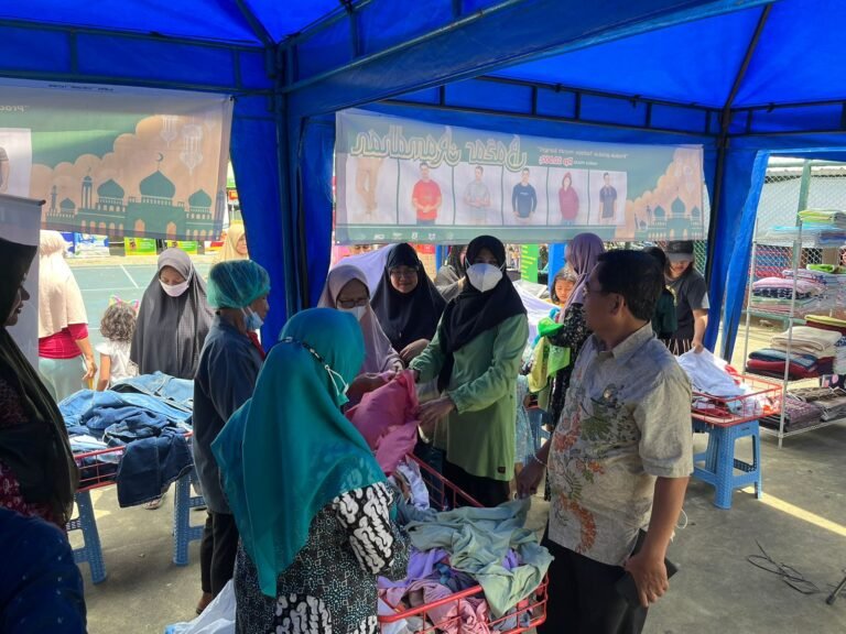 Masyarakat Buru Bazar Forkopimda Tangerang untuk Sambut Lebaran, Produk Ludes Terjual Masyarakat Buru Bazar Forkopimda Tangerang untuk Sambut Lebaran, Produk Ludes Terjual