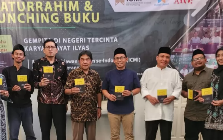 Dinayat Ilyas Luncurkan Karya Buku Gempita Di Negeri Tercinta
