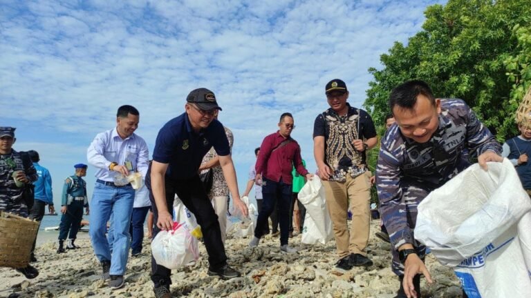 Lanal Banten dan Pemkot Cilegon Kolaborasi Bersihkan Sampah di Pulau Merak Kecil