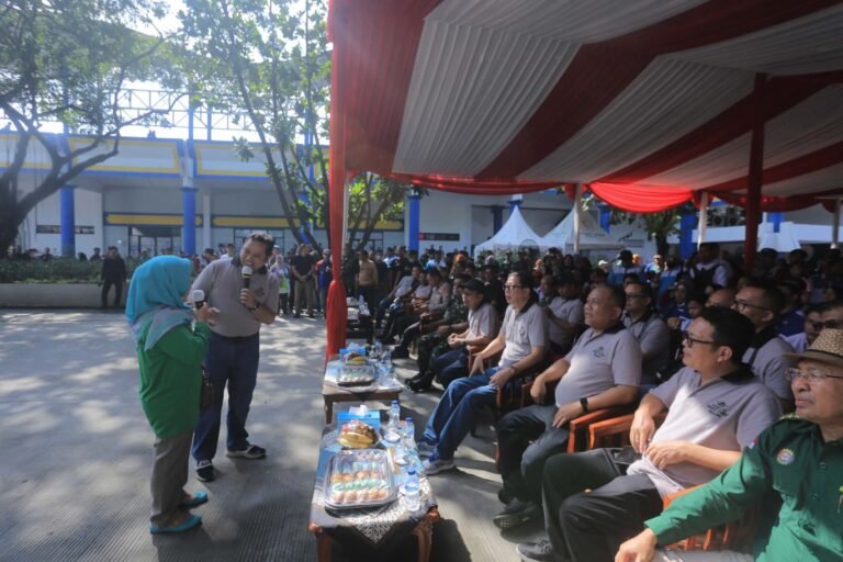 Peringati May Day, Wali Kota Tangerang Bagi-bagi Umroh untuk Buruh