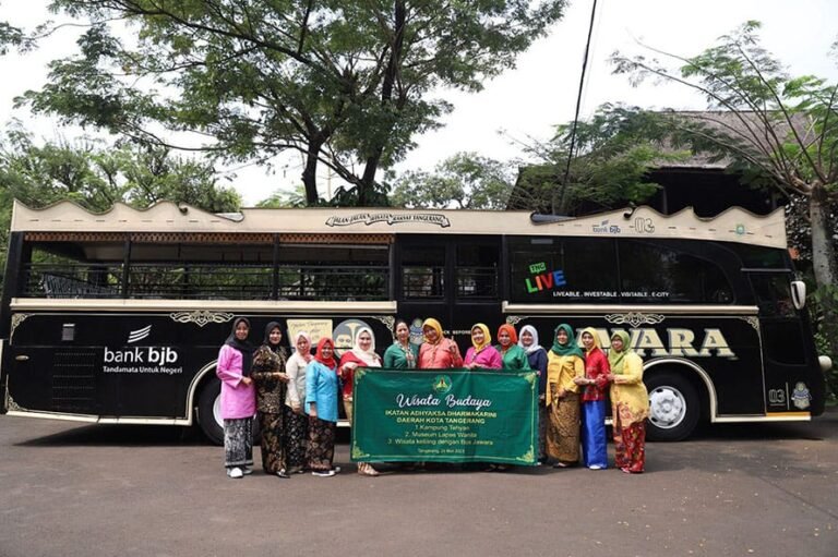 Pakai Bus Jawara, Ikatan Adhyaksa Dharmakarini Lakukan Wisata Budaya Keliling Kota Tangerang