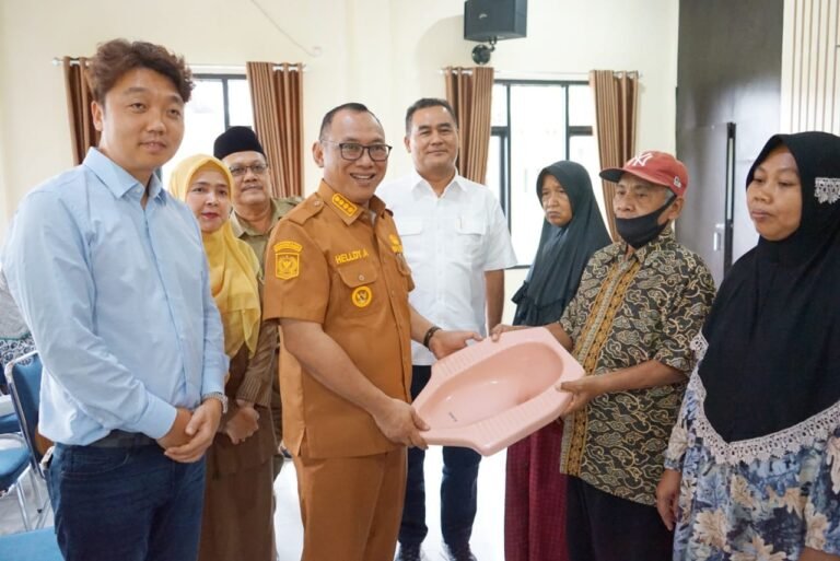 Wali Kota Helldy Serahkan Bantuan Jamban Bagi Puluhan Warga Bulakan