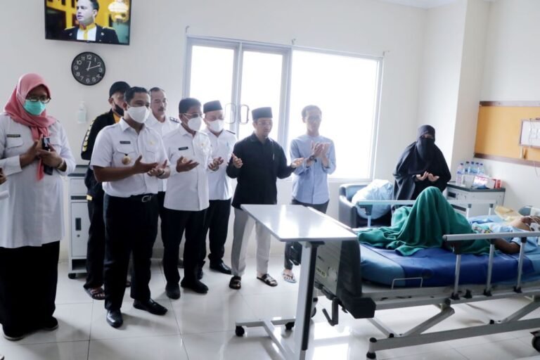 Jenguk Rombongan Santri Al-Umm yang Alami Kecelakaan, Camat Cipondoh Pastikan Pelayanan Diberikan Maksimal