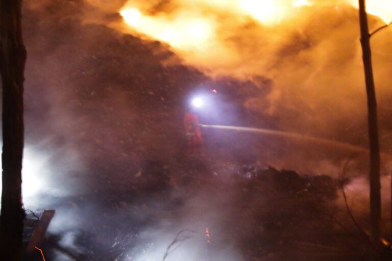 TPA Rawa Kucing Tangerang Terbakar Hebat
