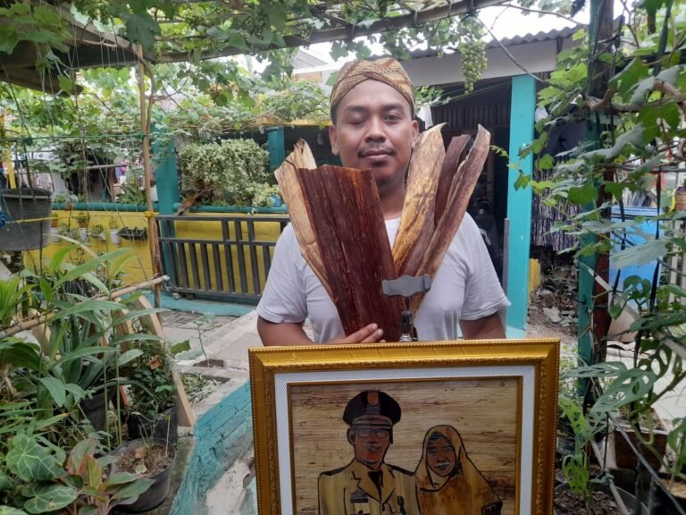 Wahyu Pahroji, Warga Kota Tangerang Si Pelukis dengan Pelepah Pisang