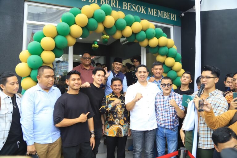 Konten Kreator Richard Theodore Buka Rumah Makan Gratis, Warga Antre Berdesakan