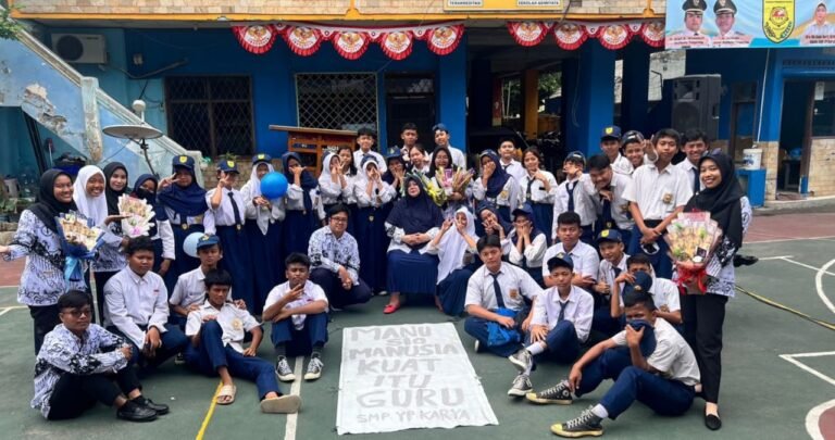 Rayakan Hari Spesial, Siswa SMP YP Karya Kota Tangerang Bikin Gurunya Terharu