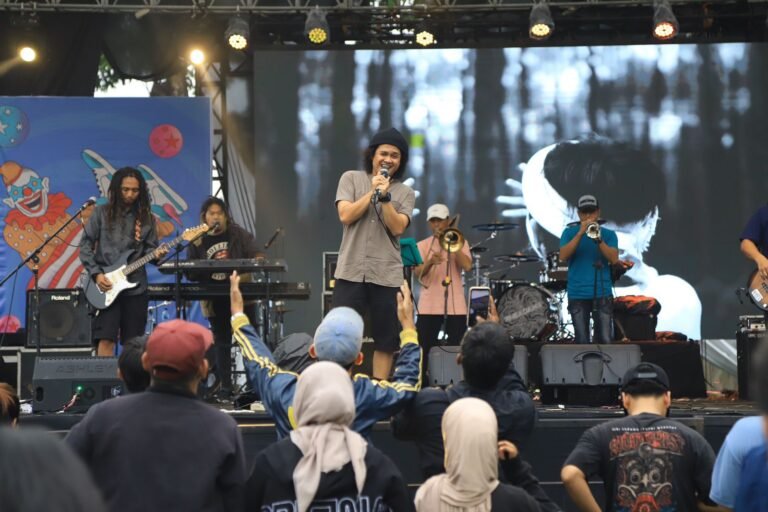 Momonon dan The Adams Sukses Hibur Pengunjung Lokatif Carnival