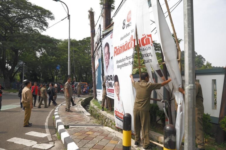 Tegakkan Perda, Satpol PP Kota Tangerang Tertibkan 55 Reklame Liar Tegakkan Perda, Satpol PP Kota Tangerang Tertibkan 55 Reklame Liar
