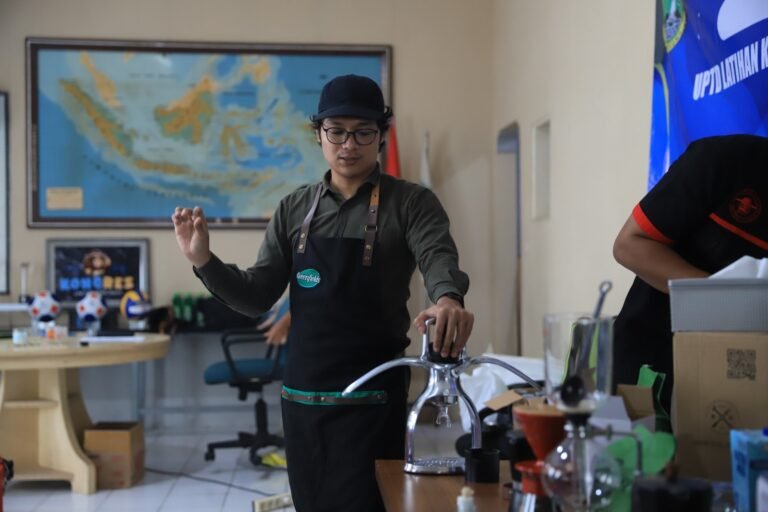 Warga Cipondoh Ikut Pelatihan Barista, Cara Mengolah Kopi hingga Menjalankan Bisnisnya