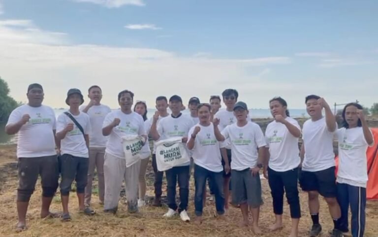 Wartawan Parlemen Tangerang Tanam Ribuan Mangrove di Pantai Api-Api Mauk Wartawan Parlemen Tangerang Tanam Ribuan Mangrove di Pantai Api-Api Mauk