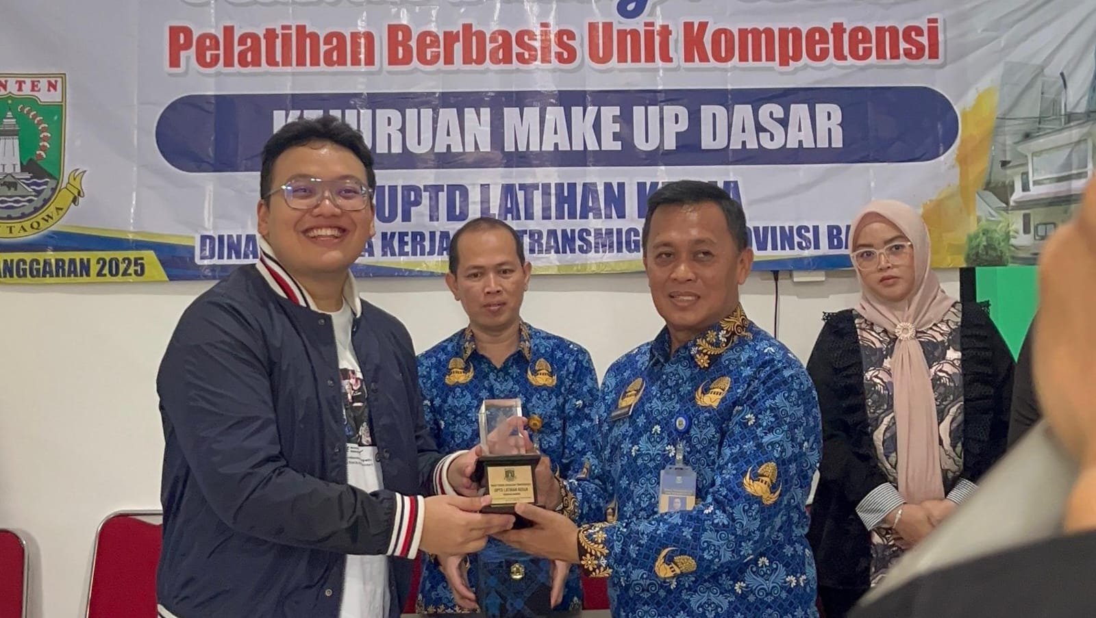 Pelatihan Make Up Dasar di Tangerang untuk perempuan muda, tingkatkan keterampilan dan kemandirian ekonomi, kurangi pengangguran.