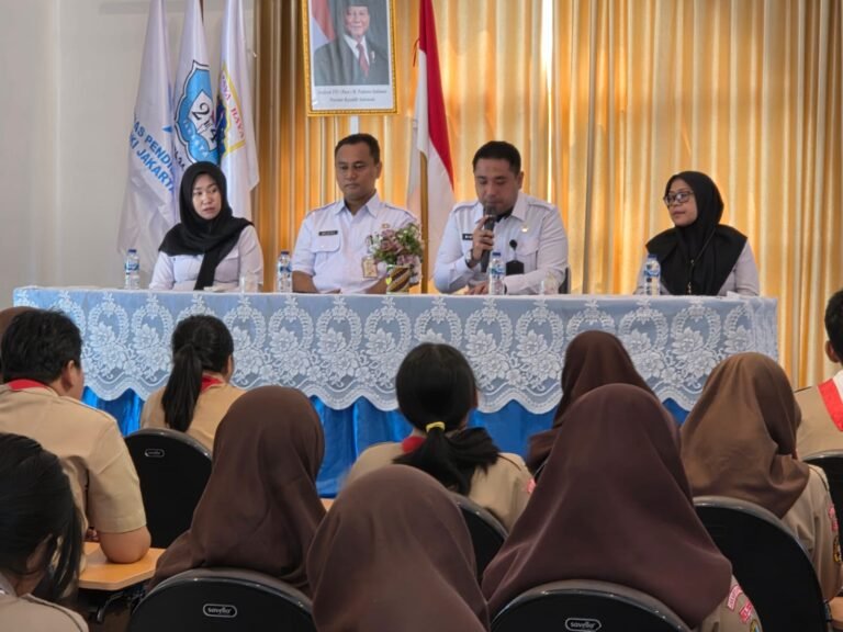 Kantor Imigrasi Jakarta Pusat edukasi siswa tentang paspor pada Hari Anak Nasional 2025. Program 'Goes To School' tingkatkan kesadaran keimigrasian