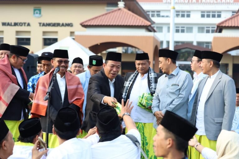 Ketua DPRD Kota Tangerang Ikut Jalan Sarungan