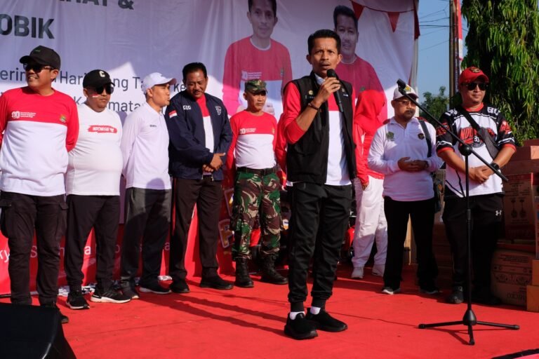 Ribuan warga Kresek semarakkan HUT Kemerdekaan RI dengan gerak jalan dan senam aerobik. Camat: Kegiatan bukti cinta tanah air & persatuan masyarakat