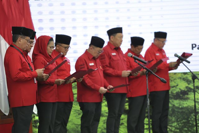 Megawati Soekarnoputri lantik Hasto Kristiyanto sebagai Sekjen PDIP 2025-2030. Hasto kembali pimpin partai banteng untuk ketiga kalinya.