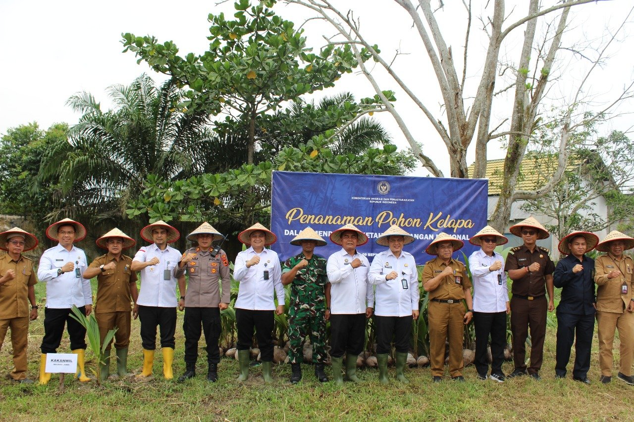 Kanwil Ditjenim Jambi tanam 5.000 bibit kelapa di Lapas Kuala Tungkal, wujudkan ketahanan pangan dan penghijauan lingkungan.