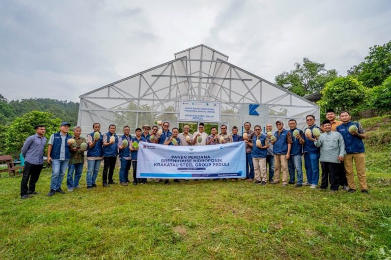 Panen Perdana Greenhouse Hidroponik, Krakatau Steel Perkuat Pendidikan Pertanian Modern dan Ketahanan Pangan Pesantren