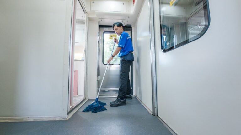 Pastikan semua Fasilitas Kereta selalu Bersih, Yuk intip Pekerjaan Petugas OTC KAI Services di Kereta