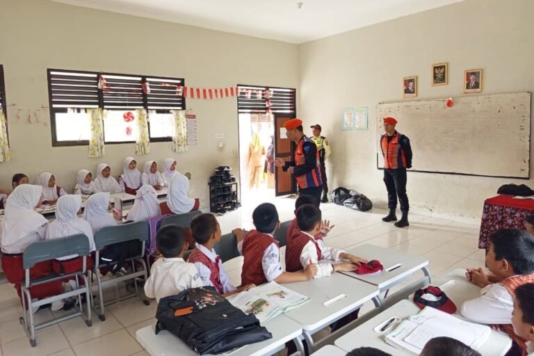 Utamakan Keselamatan Selama Bulan Ramadan, KAI Ingatkan Larangan Beraktivitas di Jalur Rel