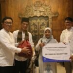                  Penyerahan santunan
diwakili oleh Pejabat Eksekutif Aestika Oryza Gunarto dan Komisaris Independen Hari Siaga Amijarso.    