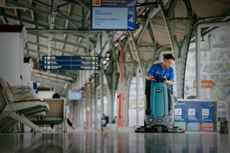 Ride On Scrubber, Si Kecil Andalan Resclean Buat Lantai Stasiun Bersih