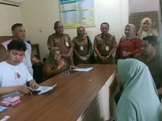 Warga Kecamatan Pinang Terima Bansos Tahap Satu