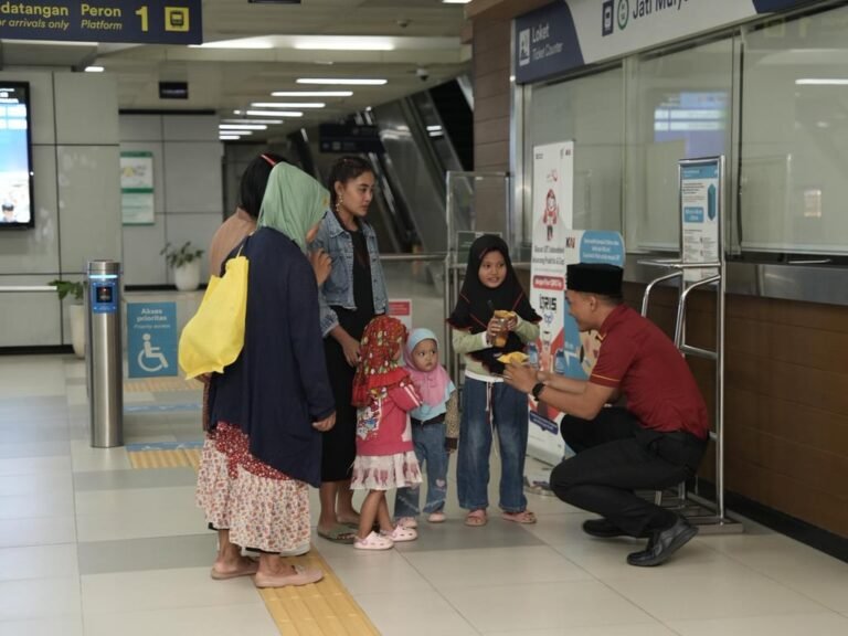 LRT Jabodebek Bagikan 3.350 Paket Takjil di 14 Stasiun Selama Ramadan