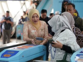 Kartini di Lintas Rel: Petugas LRT Jabodebek Berkebaya, Ajak Masyarakat Rayakan Emansipasi di Transportasi Publik