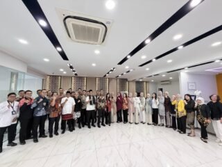 Peringati Hari Kartini, Pekerja BRI Branch Office Tanjung Priok Angkat Wastra Nusantara Lewat Pakaian Nasional