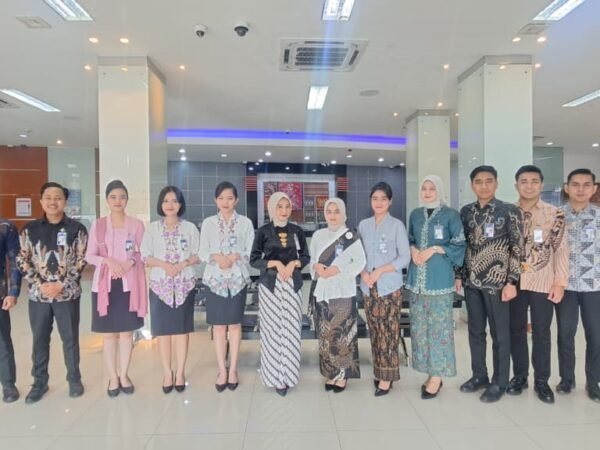 Peringati Hari Kartini, Pekerja BRI Branch Office Veteran Kenakan Pakaian Nasional Saat Layani Nasabah