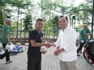 Momen Iduladha, LRT Jabodebek Distribusikan Daging Kurban kepada Warga & Yayasan Sekitar Operasional