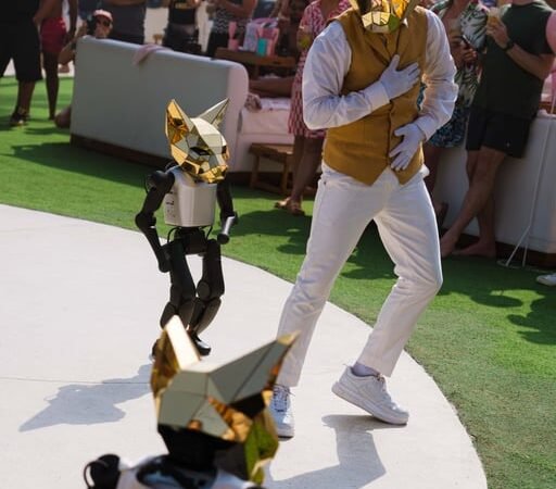 FINNS BEACH CLUB DAN BOTSHIFT HADIRKAN ROBOT HUMANOID DI BEACH CLUB