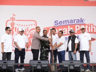 Semarak Merah Putih Kemerdekaan BRI Region 6 Meriahkan Pasar Malaka Rorotan, Dibuka dengan Simbolis Penumbukan Padi