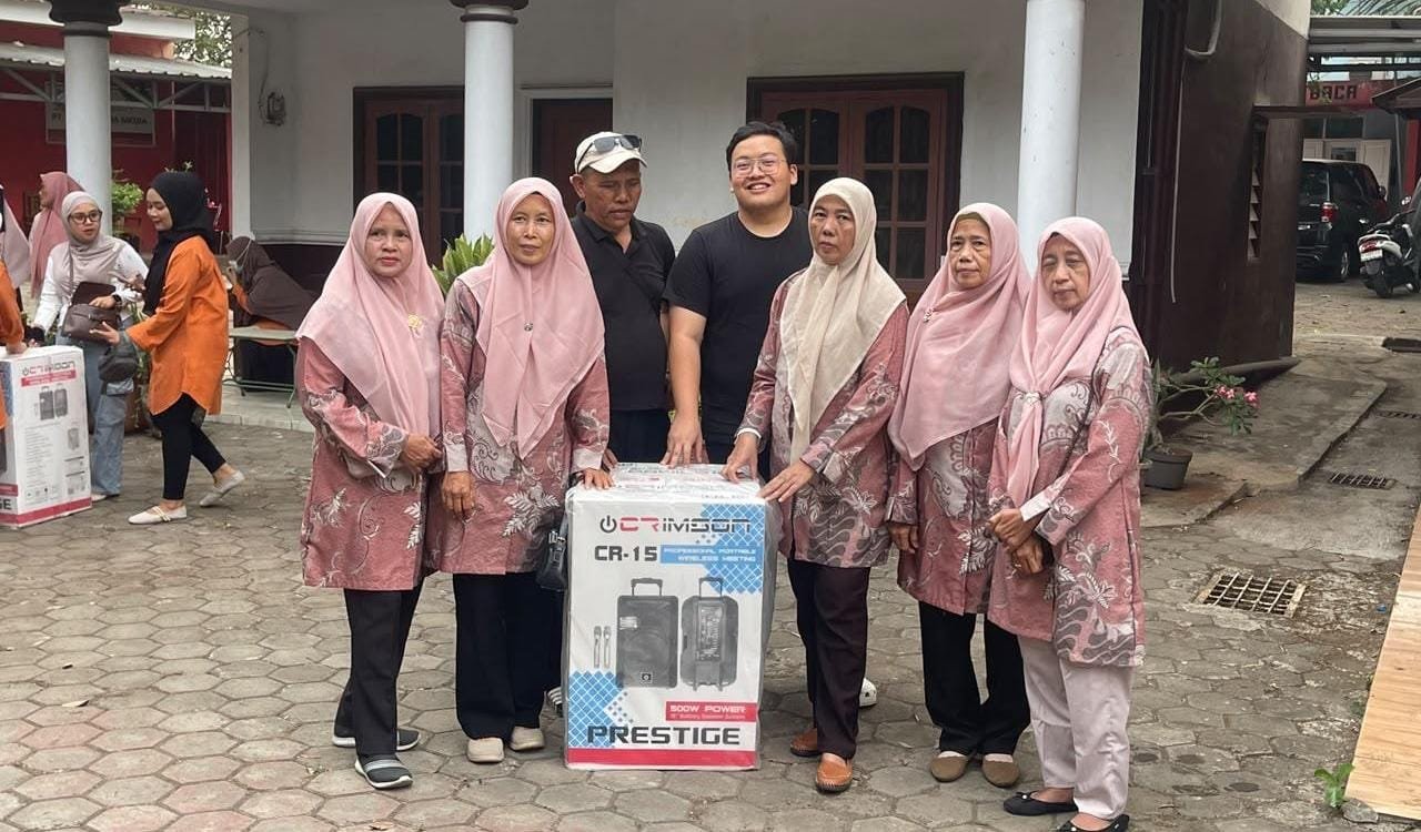 Abraham Garuda Laksono maknai Sumpah Pemuda dengan memperjuangkan bantuan pengeras suara untuk delapan posyandu dan air bersih bagi warga terdampak kekeringan di Tangerang.